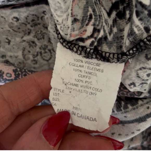 Women's Patterned Gray and Pink Top w/ 🦋 embroidery - Picture 11 of 11